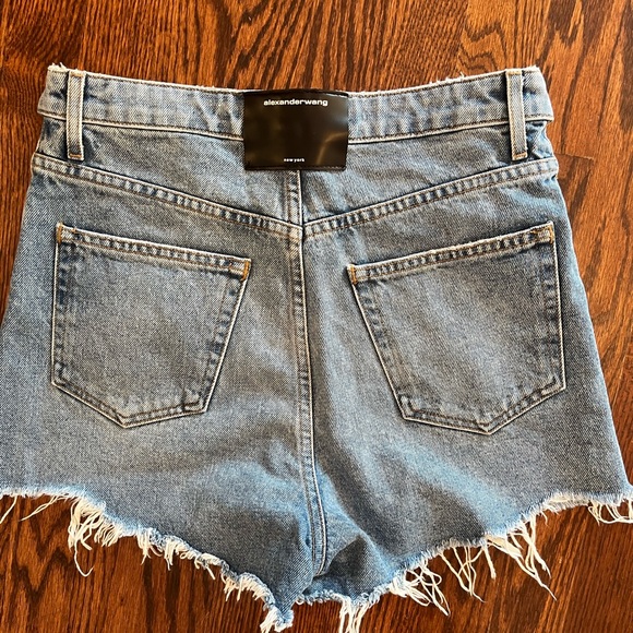Alexander wang shorts
Size 27 - Picture 1 of 3
